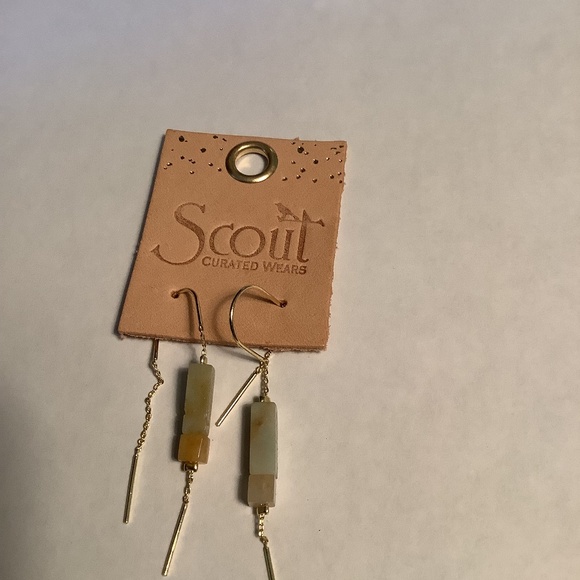Scout Curated Wears Amazonite threader earrings. - Picture 1 of 2